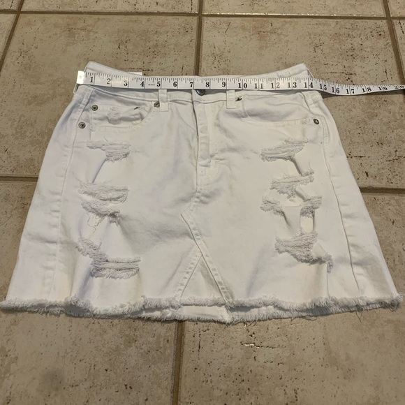 American Eagle Outfitters White Distressed Denim Mini Skirt - Size 6 Regular - Picture 7 of 8